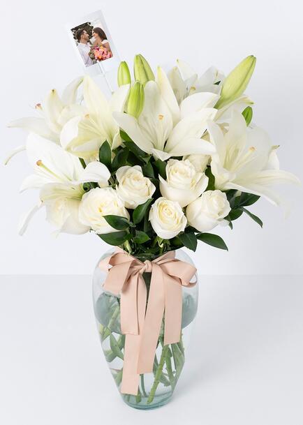 Arreglo de 12 rosas blancas y lilys en jarrón con mini foto
