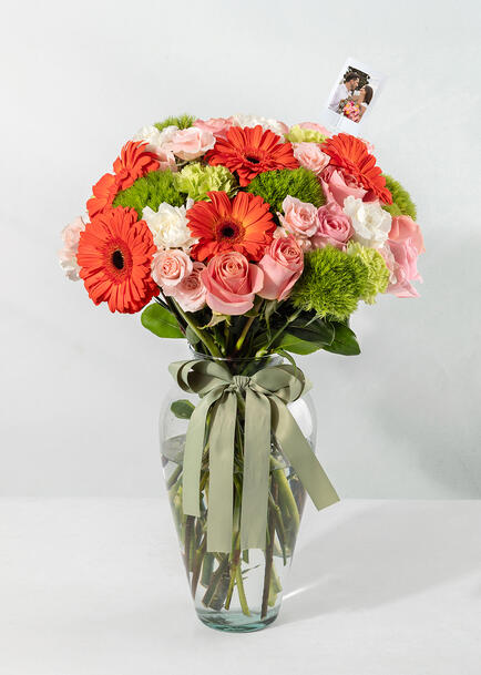 Arreglo de Gerberas Rojas y Rosas con Mini Foto                     