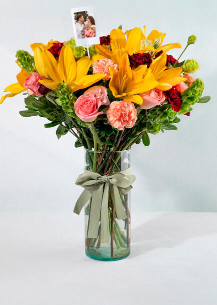 Arreglo de Lilys Amarillas y Rosas con Mini Foto