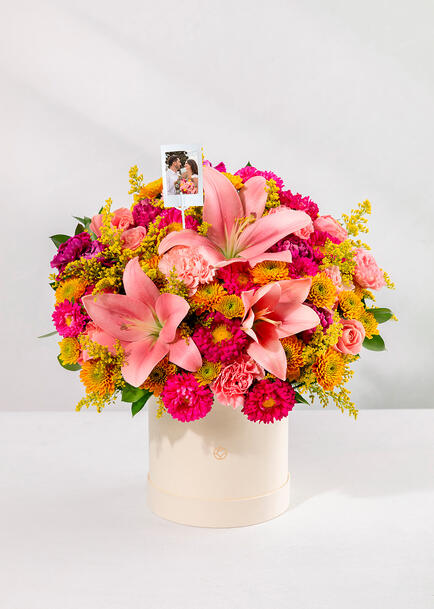 Arreglo de Lilys Rosa y Claveles con Mini Foto