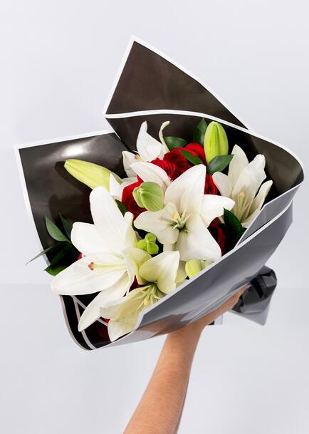 Ramo de Rosas Rojas y Lilys