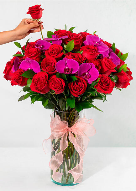 Arreglo de Rosas Rojas y Orqu&iacute;deas con Mini Foto