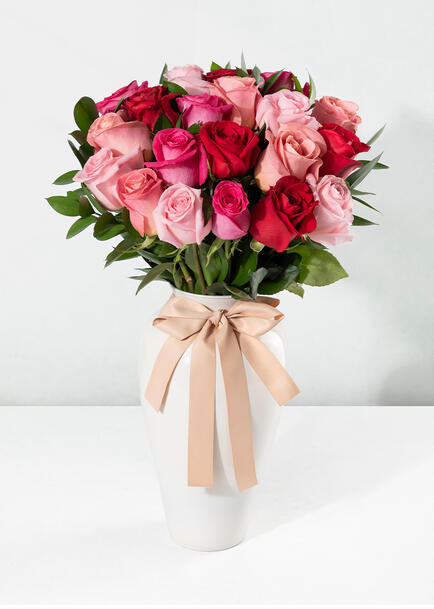 Arreglo de Rosas combinadas en Jarr&oacute;n Blanco