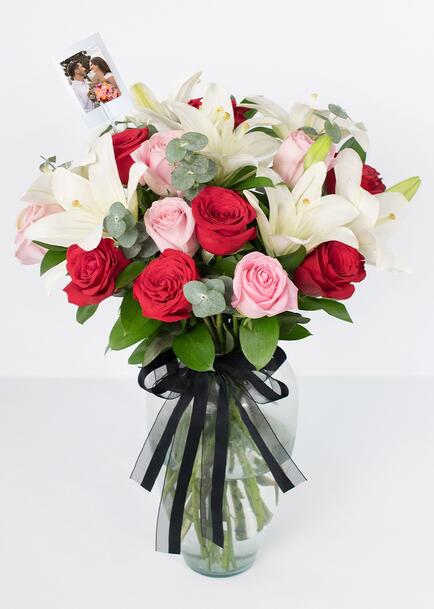 Arreglo de Rosas y Lilys con mini foto