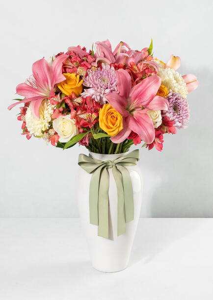 Arreglo de Rosas y Lilys en Jarr&oacute;n Blanco