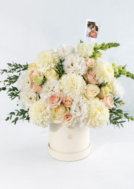 Arreglo de Rosas y Lisianthus Blancos con Mini Foto