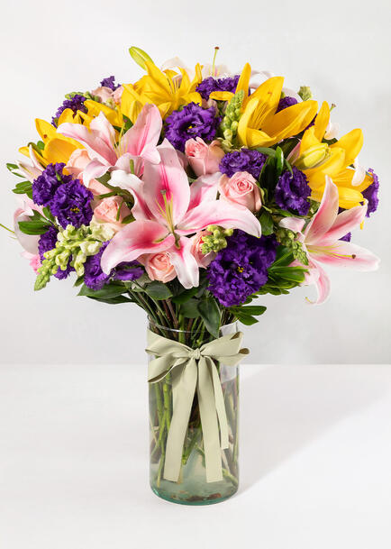 Arreglo de Stargazers y Lilys amarillas