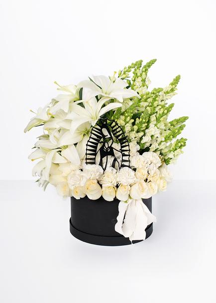 Arreglo de la Virgen con Rosas y Perrito blanco