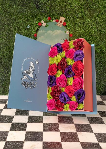 Caja Disney Alicia con rosas y margaritas