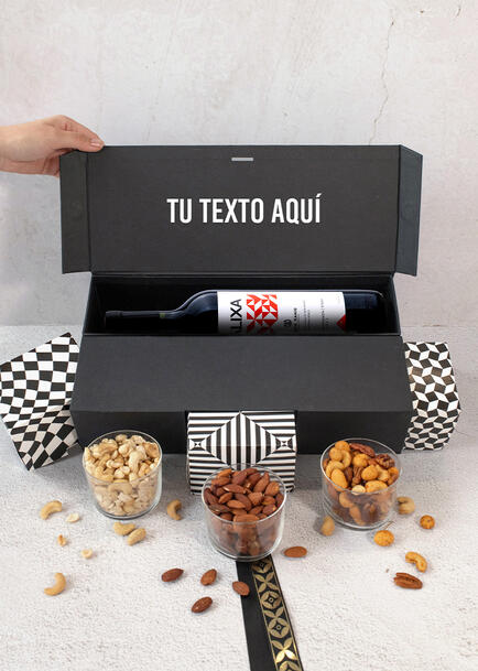 Personaliza Canasta Negra con Vino Tinto Calixa y botanas