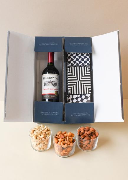 Canasta con Vino Tinto y Botanas