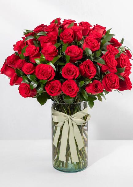 Clásico Amor con 50 rosas rojas