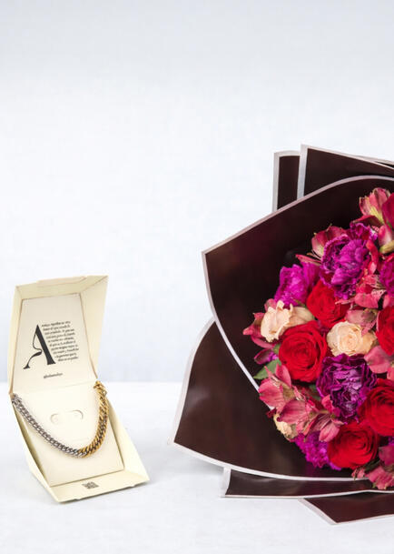 Elegancia Infinita con Rosas Rojas, Claveles y Collar Yoon Bitono "Amalaya"