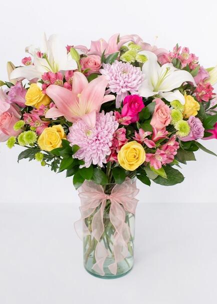 Jardín de Alegría con Lilys y Rosas