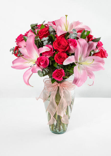 Jarrón de Rosas Rojas y Stargazers