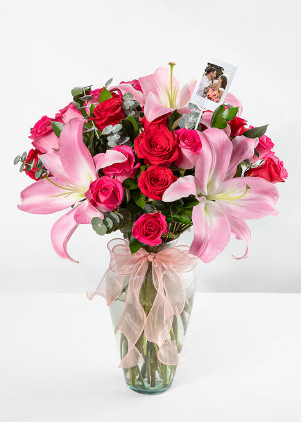 Jarrón de Rosas Rojas y Stargazers con Mini Foto