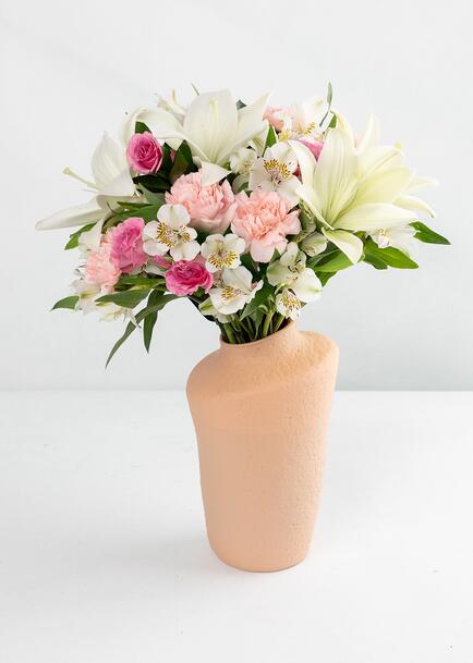 Lilys Blancas y Mini Rosas en Jarr&oacute;n Beige