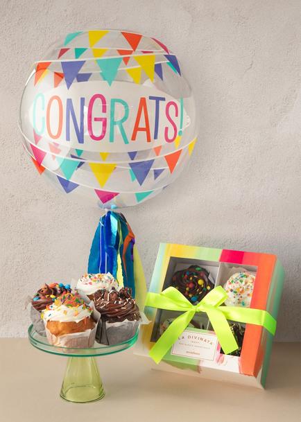 Muffins Cumplea&ntilde;eros La Divinata & Globo Burbuja "Congrats"