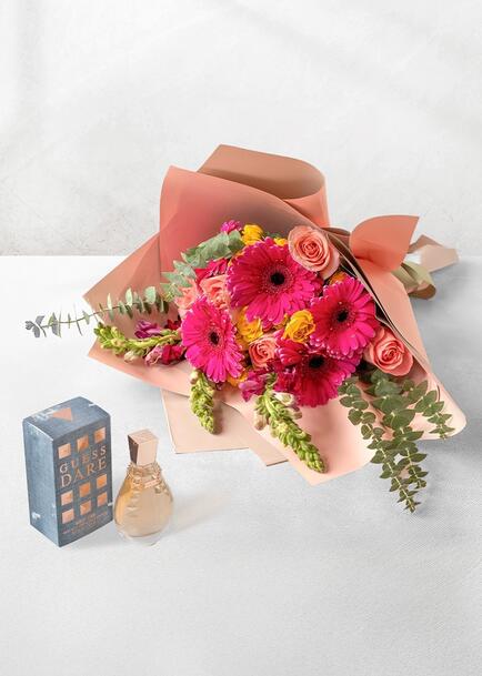 Perfume Guess con Ramo de Gerberas