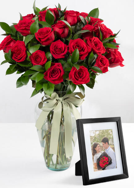 Personaliza Marco Negro con 24 Rosas Rojas