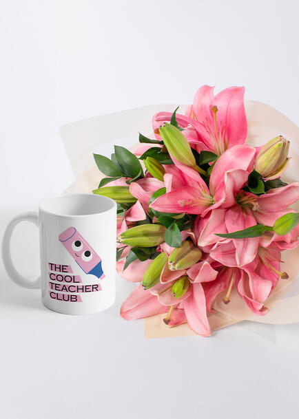 Personaliza taza "The cool teacher club" 15oz y Ramo de Lily Rosas
