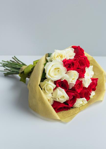 Ramo de 24 Rosas Rojas y Blancas