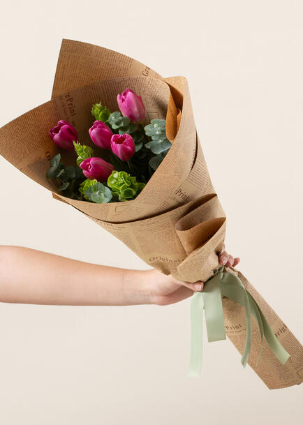 Ramo de 5 Tulipanes Fucsia con Campanita