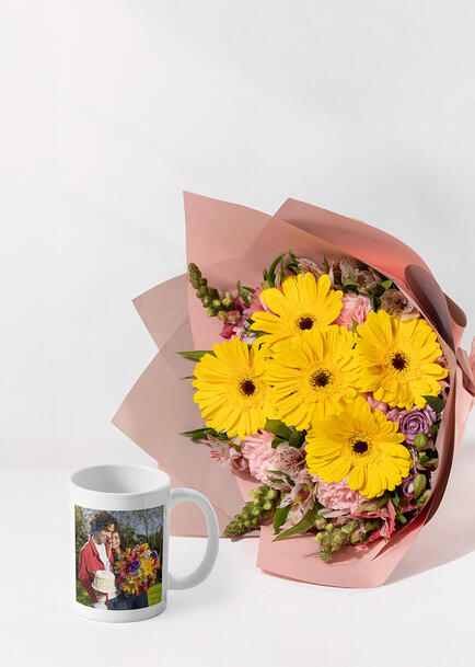 Ramo de Gerberas Amarillas con Taza Personalizada