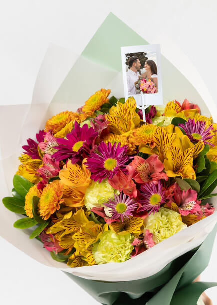 Ramo de Margaritas Magenta y Claveles con Mini Foto