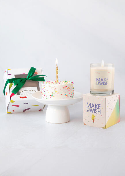 Regalo con Pastel y Vela Birthday
