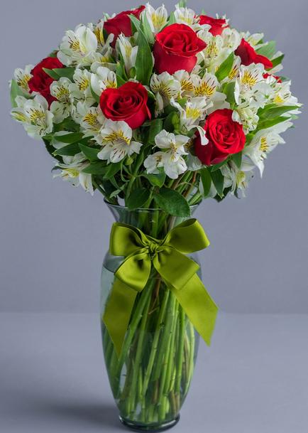 12 Rosas rojas con Alstroemeria blanca