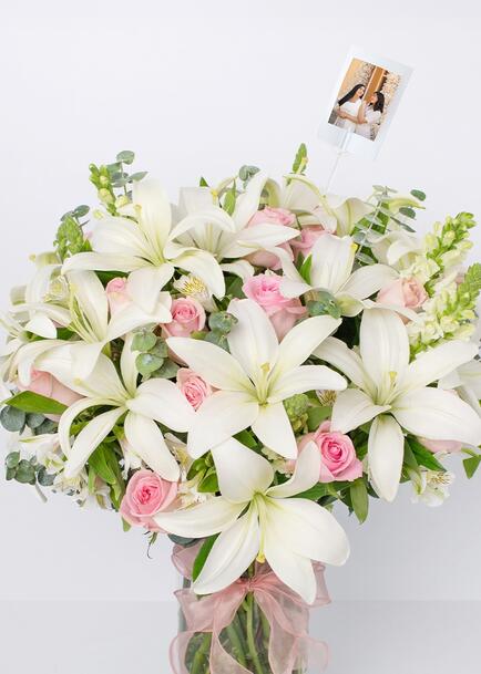 Rosas rosa y Lilies en jarrón transparente  con mini foto