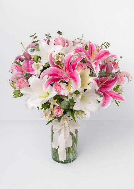 Rosas y Stargazer en jarrón transparente