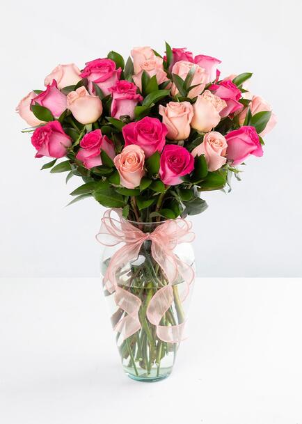 Sueño de rosas combinadas en jarron