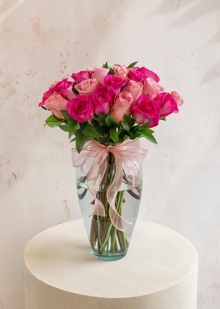 Sueño de rosas combinadas en jarron