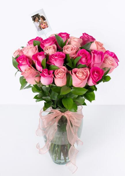 Sueño de rosas combinadas en jarron con mini foto