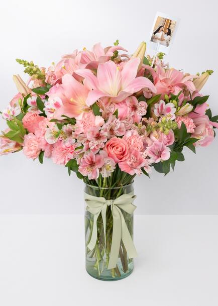 Ternura Floral con Lilys y Rosas y mini foto