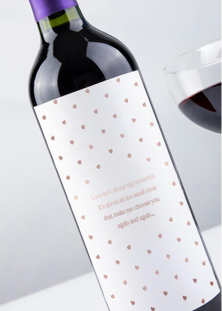 Vino Concha y Toro Merlot con etiqueta "Love isn&acute;t about big moments: it&acute;s about all the small ones that make me choose you again and again"