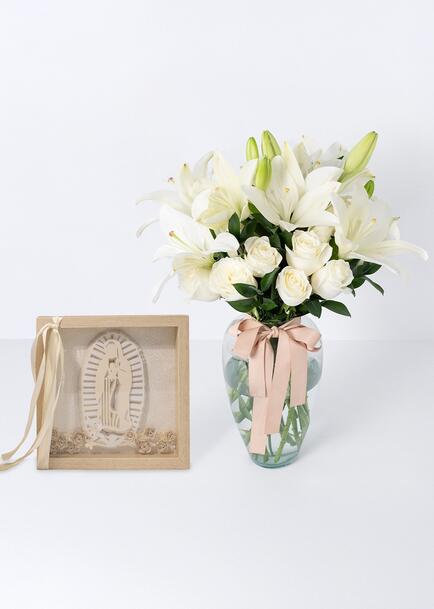 Virgen Spark con 12 Rosas Blancas y Lilys