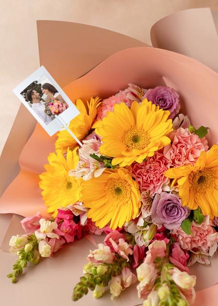 Personaliza Rayos de Sol con Gerberas y Claveles con Mini Foto