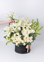 Imagen preview para Arreglo de 24 Rosas y Lilys Blancas - 2