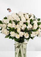 Imagen preview para 50 Rosas Blancas en jarrón con mini foto - 1