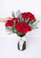 Imagen preview para 50 rosas rojas en jarrón negro - 3