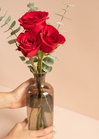 Imagen preview para Rosas rojas en violetero gris - 2