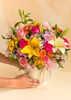 Imagen preview para Arreglo Colorido de Lilys y Rosas  con mini foto - 2