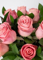 Imagen preview para Arreglo de 12 Rosas Rosas con Mini Foto - 3