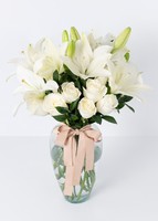Arreglo de 12 rosas blancas y lilys en jarrón