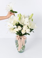 Imagen preview para Arreglo de 12 rosas blancas y lilys en jarrón - 2