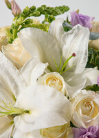 Imagen preview para Arreglo de Casablancas y Rosas Blancas con Mini Foto - 3