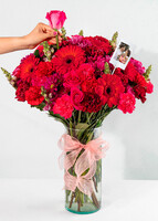 Imagen preview para Arreglo de Gerberas Rojas y Margaritas con Mini Foto - 5